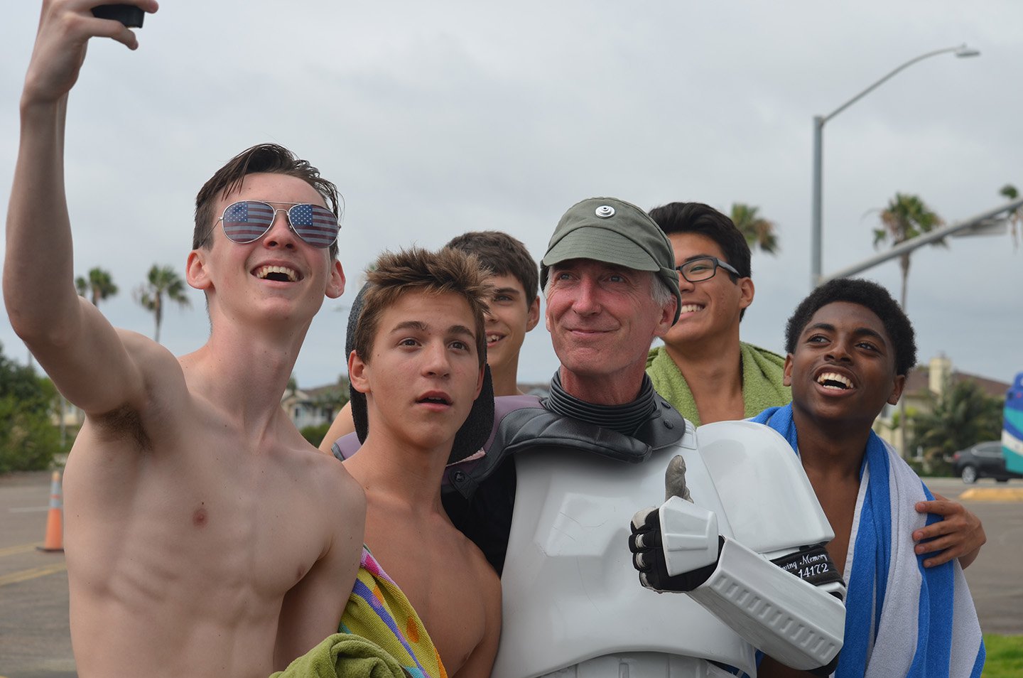 kevin doyle cammina in california vestito da stormtrooper per ricordare la moglie 2