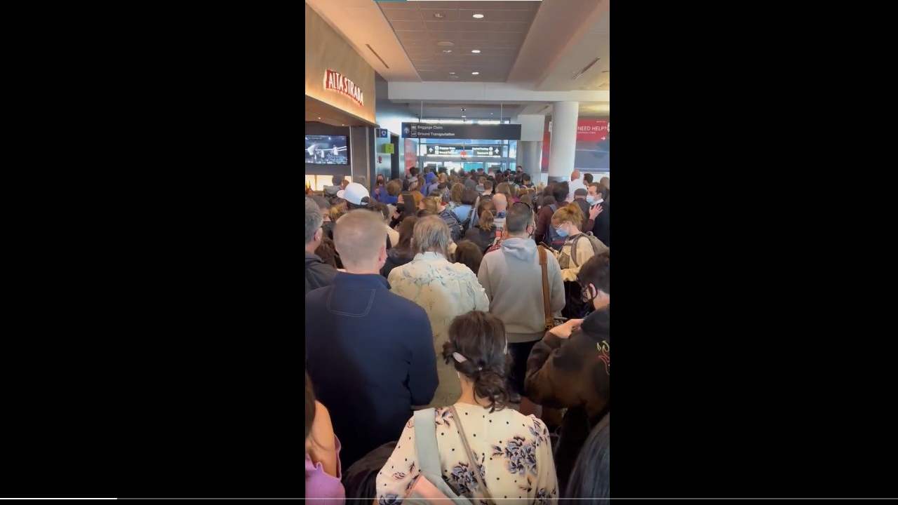 Caos nell'aeroporto, struttura evacuata: colpa di Playstation - VIDEO