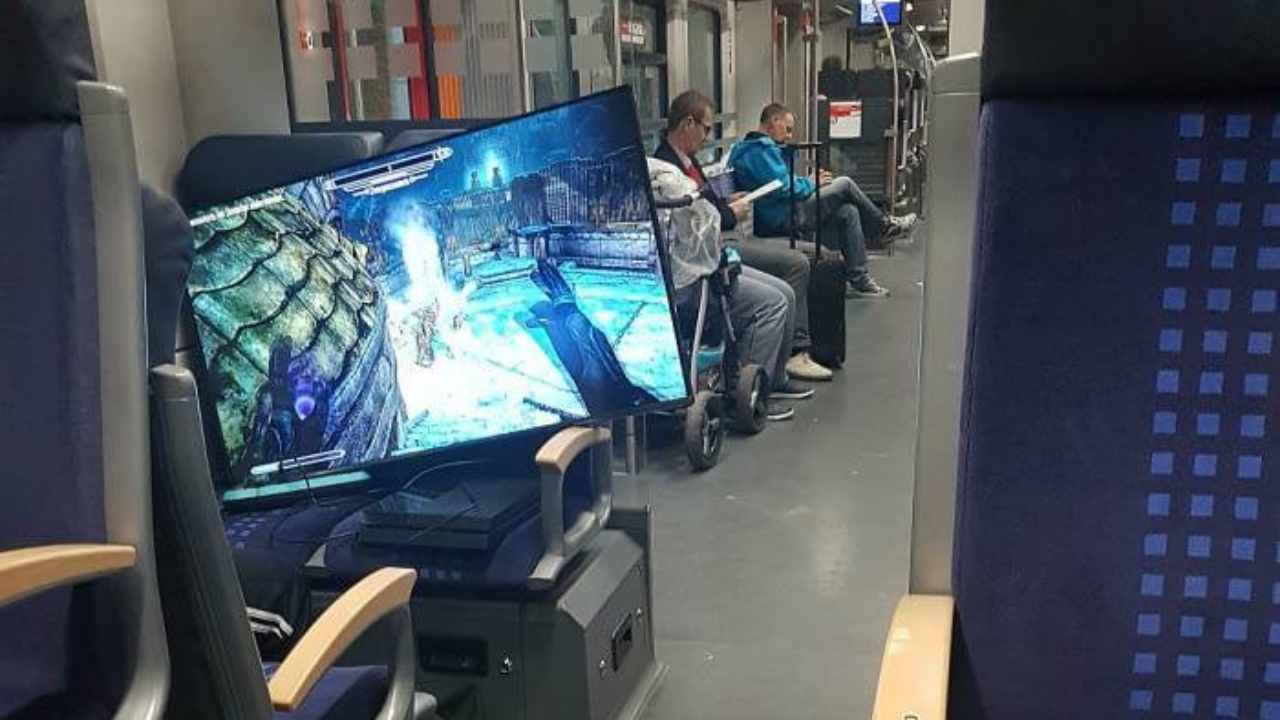 TV e PS4 sul treno, dibattito tra i giocatori: accettabile o è troppo?