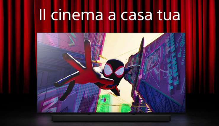 una tv con spiderman davanti a una tenda da cinema
