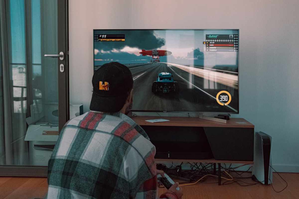 Ragazzo che gioca a un videogioco davanti a una tv