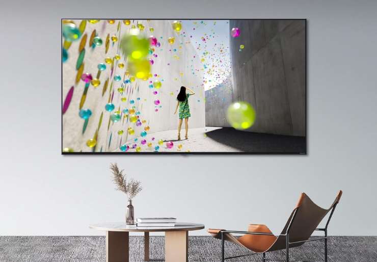 una tv appesa al muro in un salotto