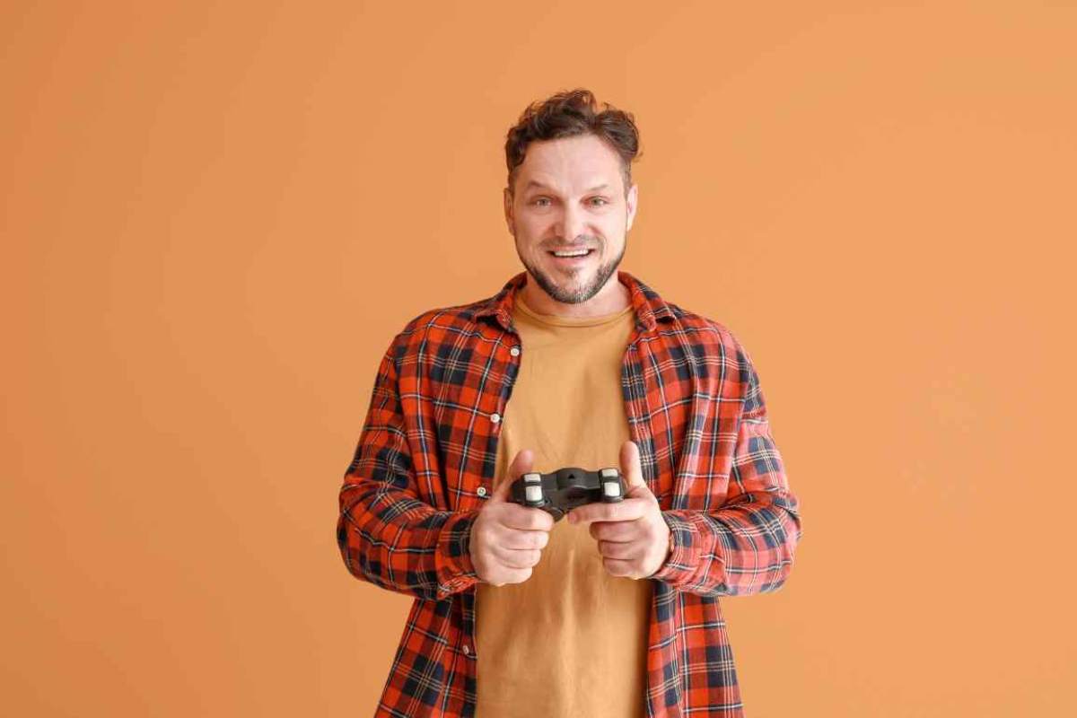 uomo che gioca con controller