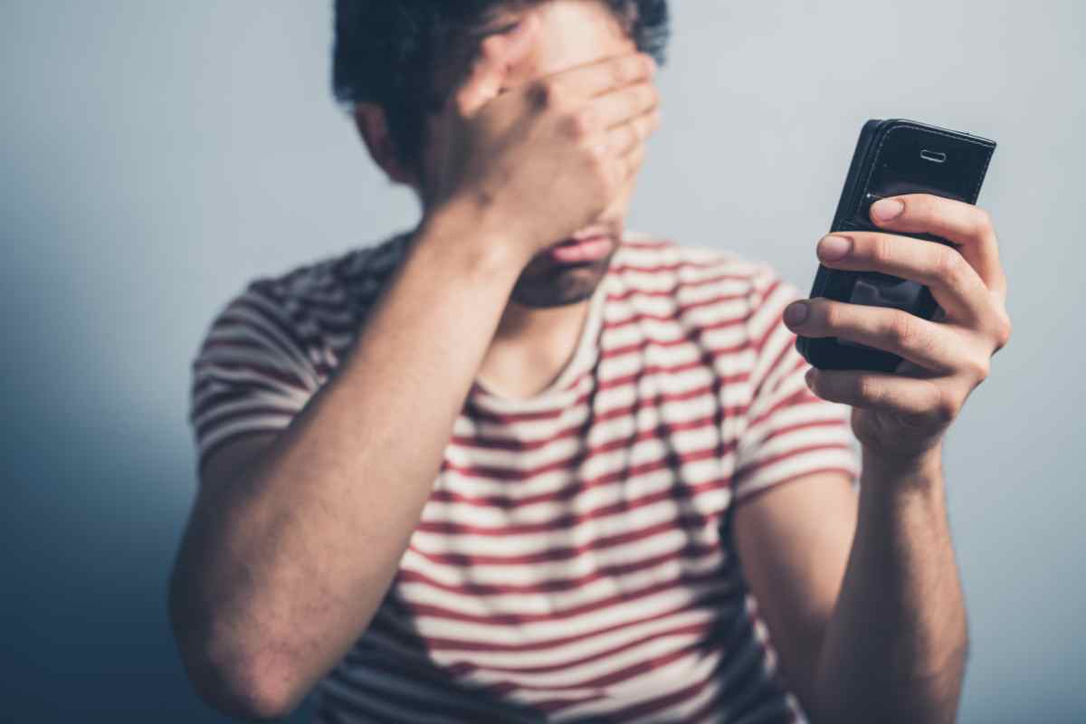 uomo triste smartphone