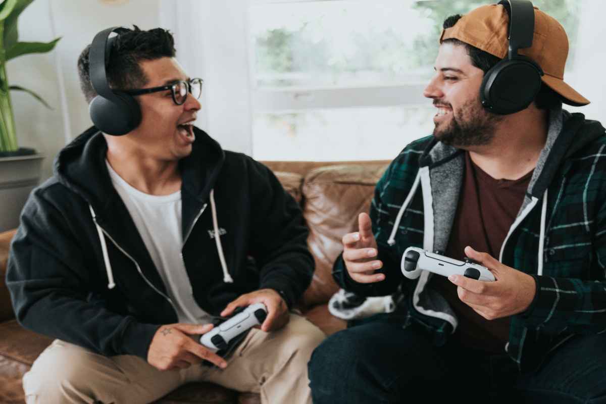 Videogiocatori con PS5 1