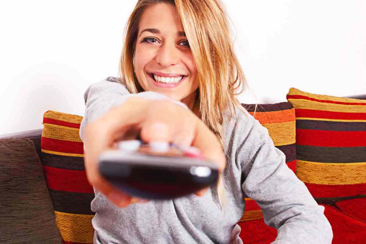 donna guarda tv