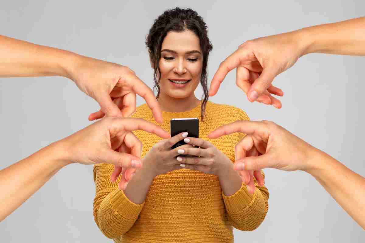 donna smartphone mani