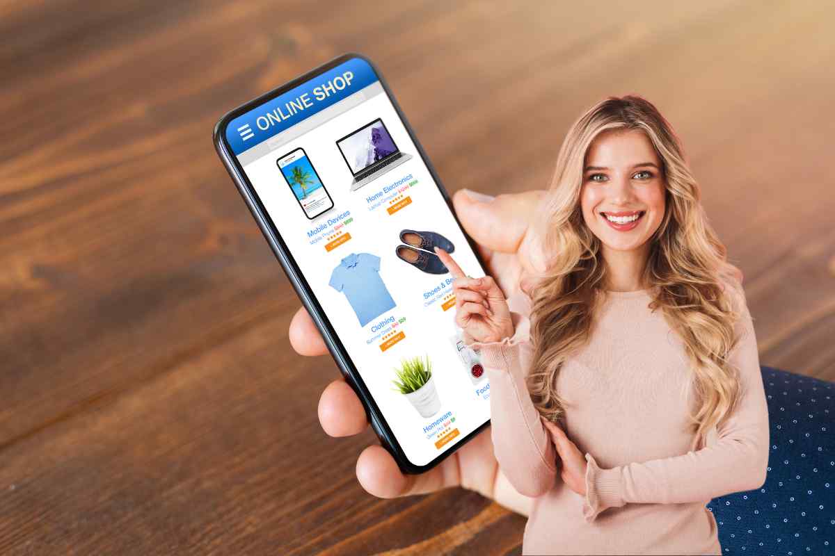 donna che indica uno smartphone con shopping online