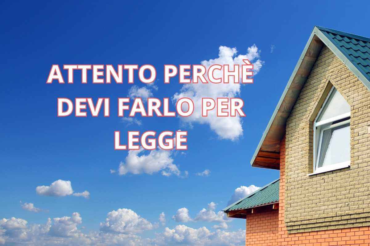 casa con cielo blu e scritta attento perchè devi farlo per legge