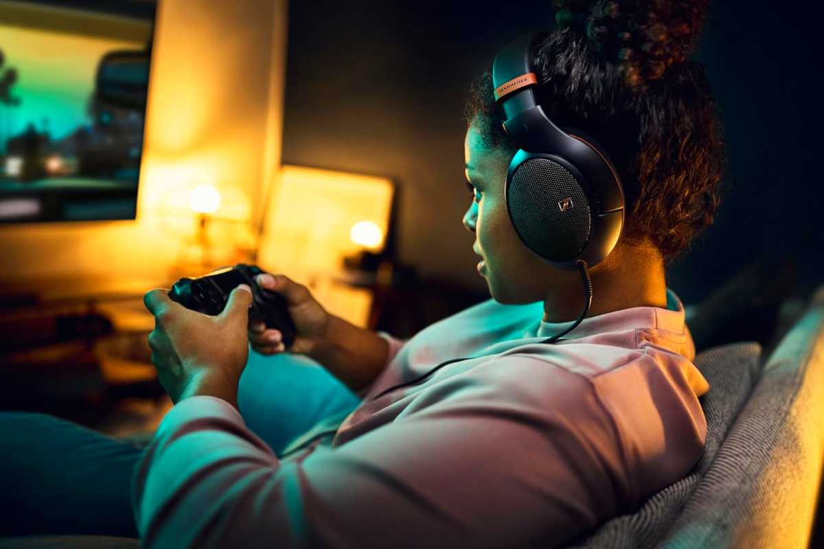 Donna che gioca ai videogiochi