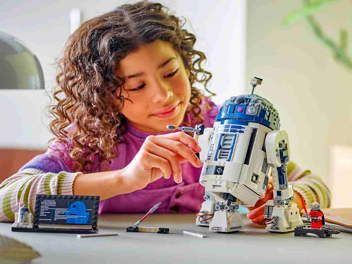 Ragazza con Lego R2-D2