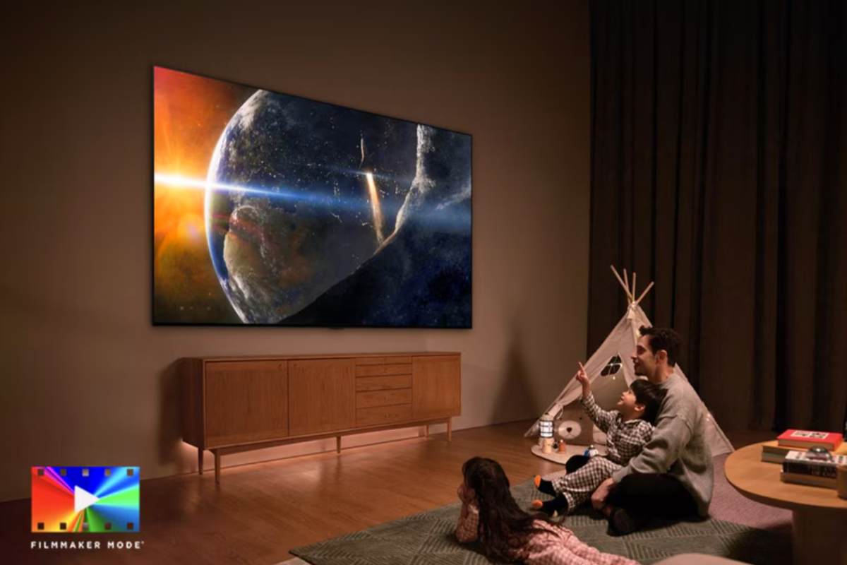 famiglia guarda la tv