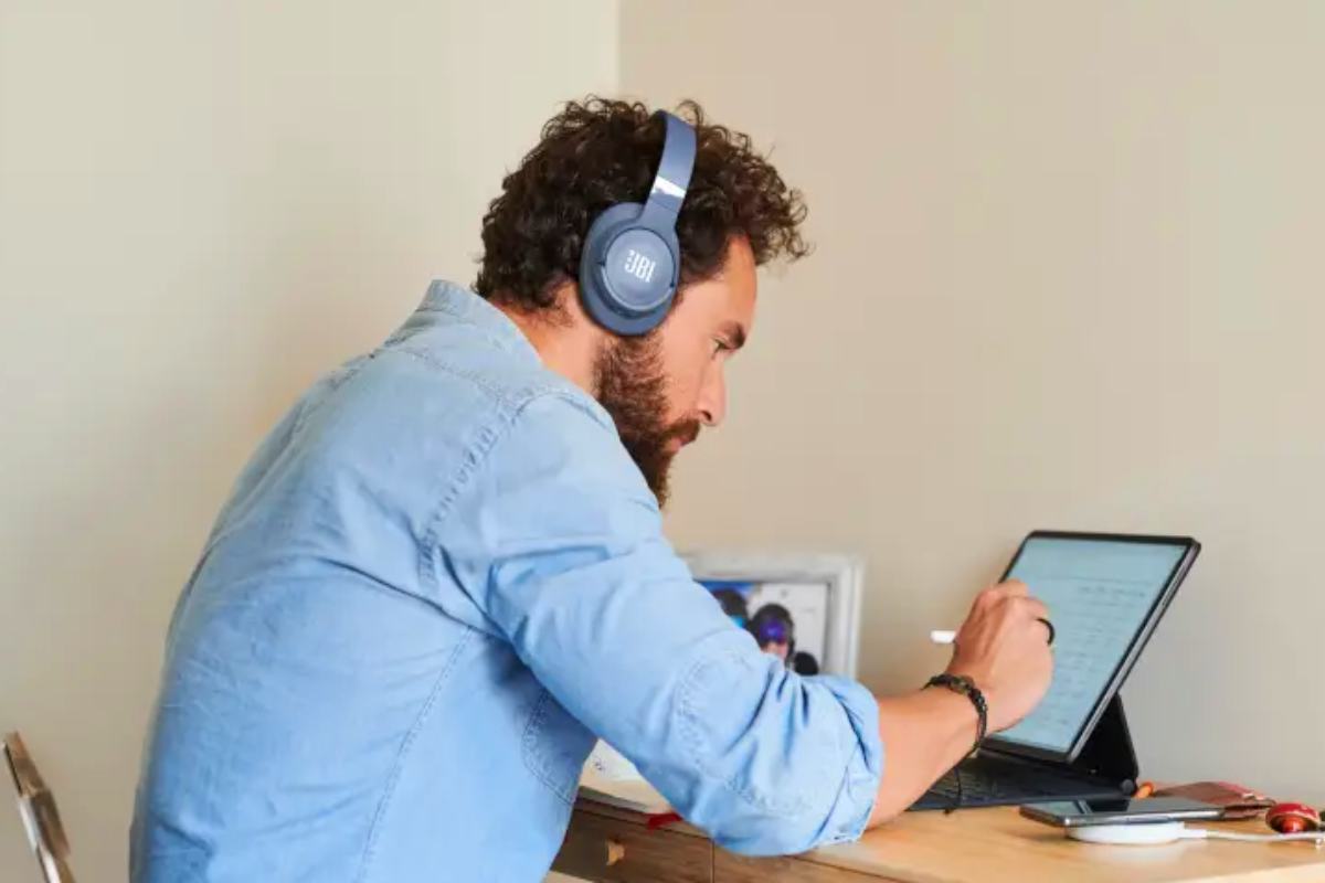 Uomo con cuffie