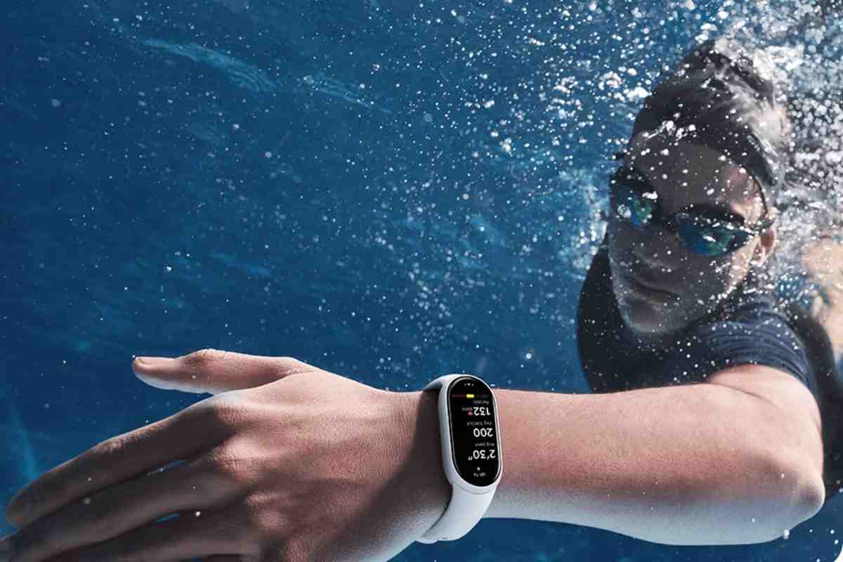Uomo nuova con smartwatch