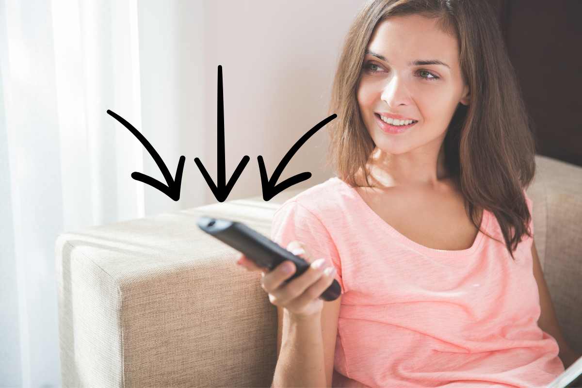 donna con telecomando e frecce