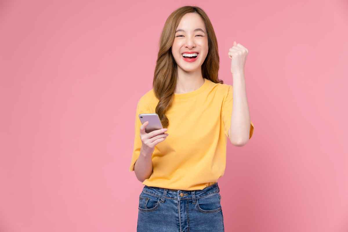 donna contenta con smartphone