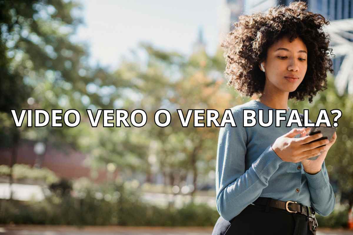 donna guarda telefono e scritta video vero o vera bufala