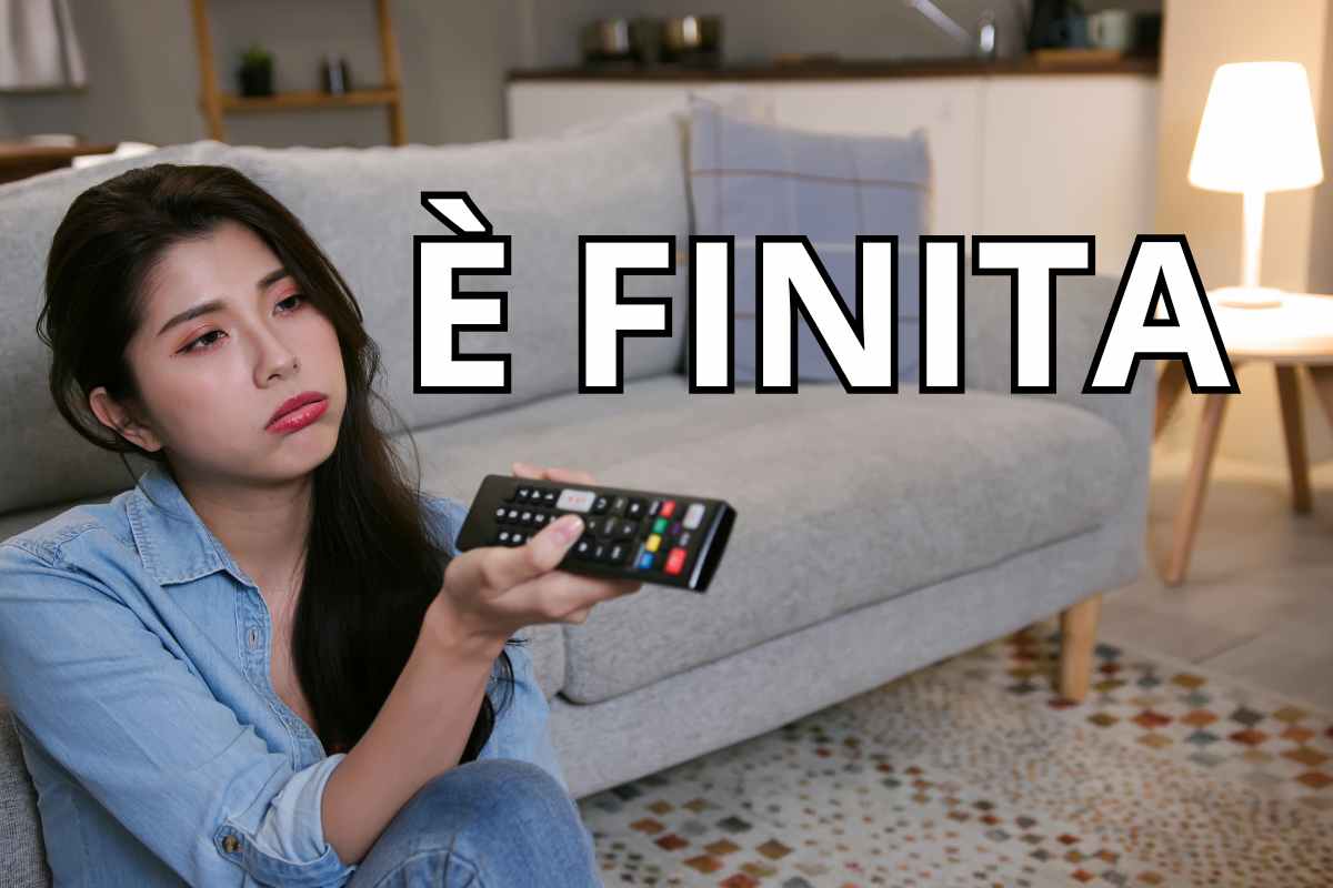 donna triste con il telecomando