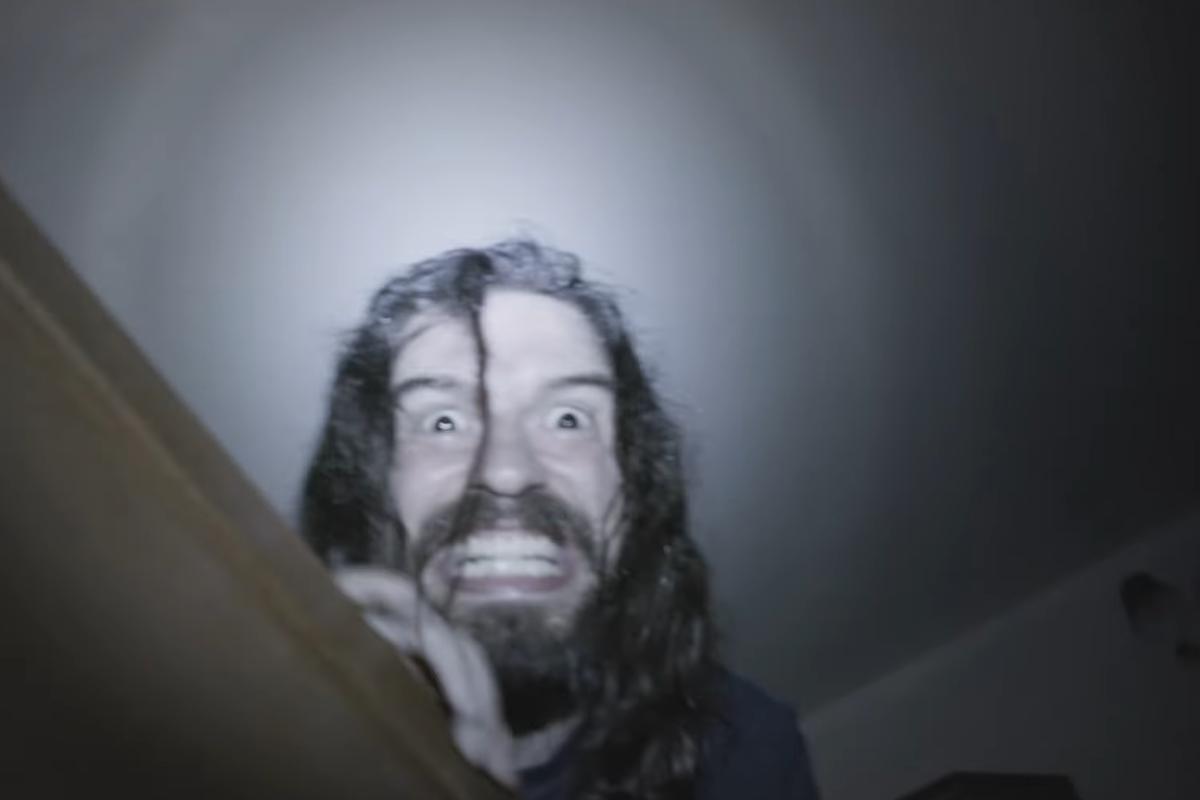 uomo che digrigna i denti al buio