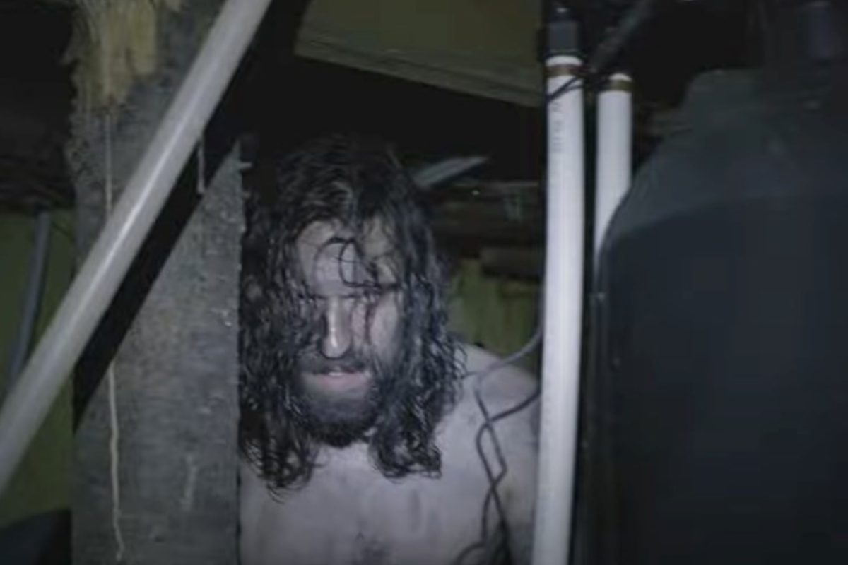 uomo nascosto dietro dei tubi