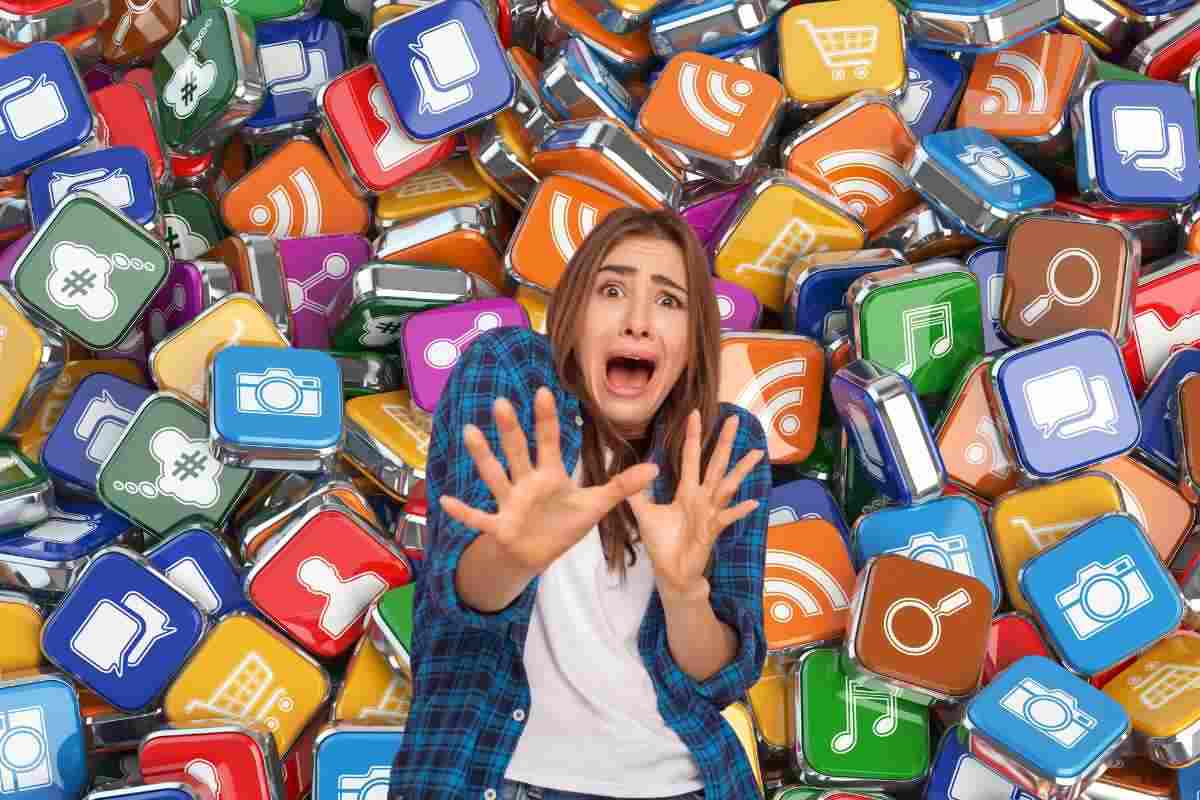 donna travolta dalle icone delle app