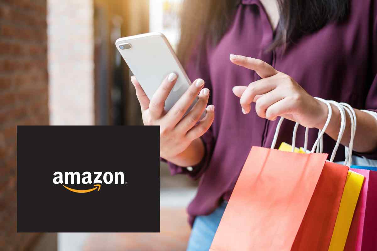 donna che fa shopping con logo amazon