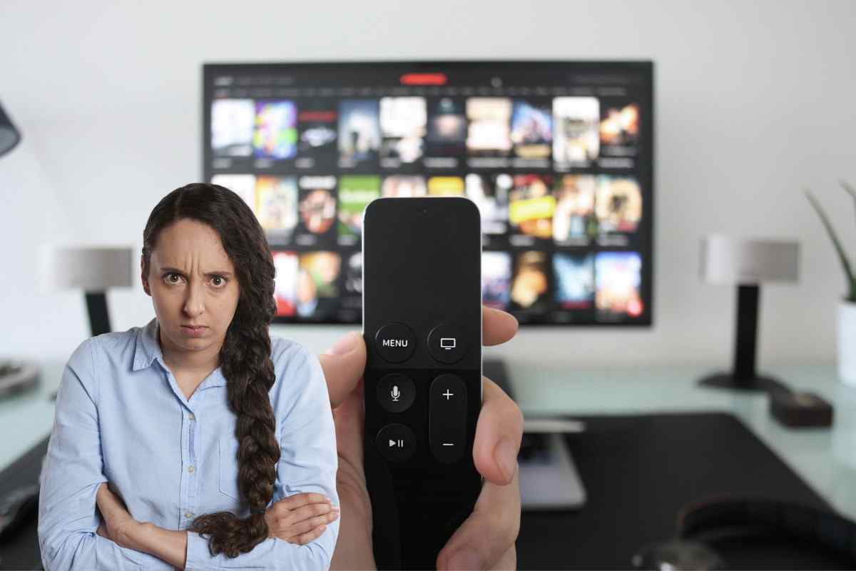donna arrabbiata con telecomando