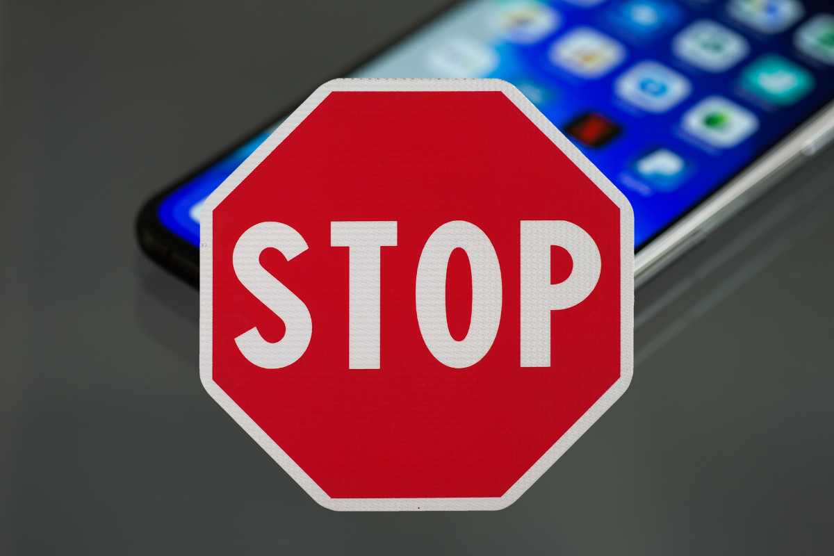 telefono con simbolo stop