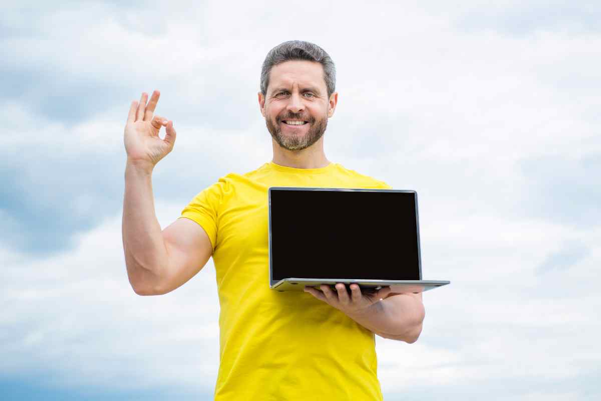 uomo con pc portatile nuovo