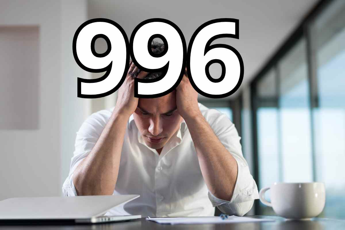 uomo alla scrivania e numero 996