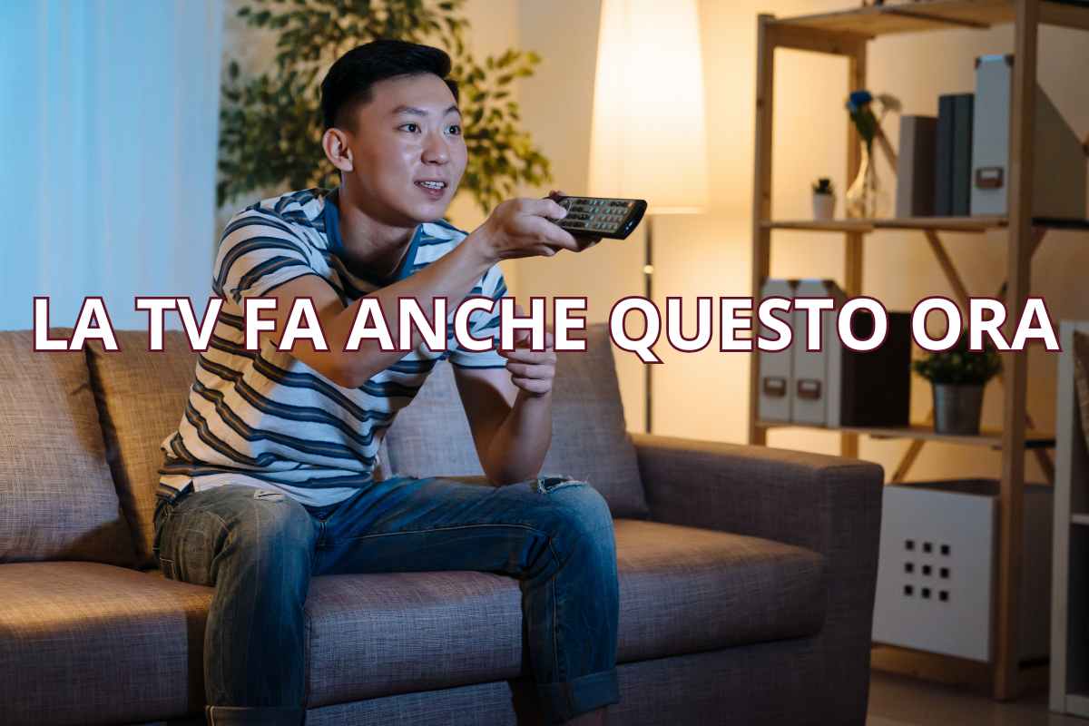 uomo che guarda la tv