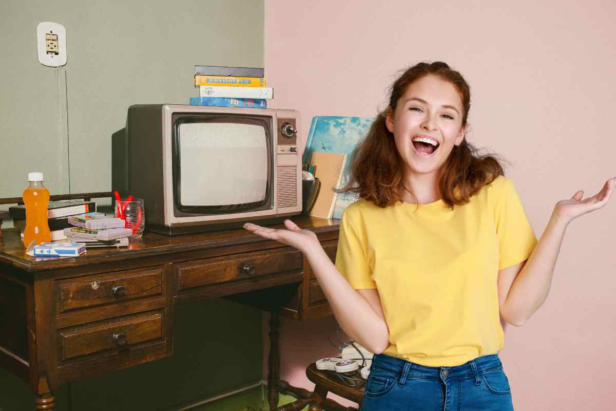 ragazza contenta in stanza vecchia