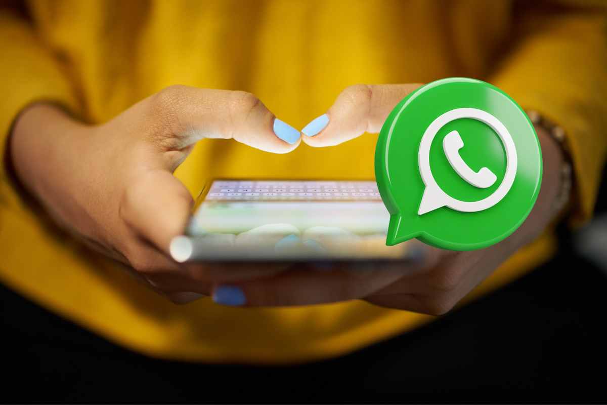 mani che usano telefono e logo whatsapp