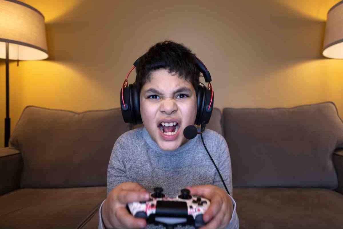 Bambino arrabbiato che gioca