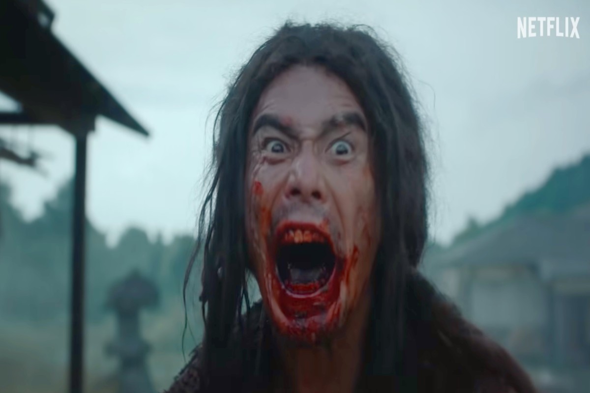 Uomo urla con faccia sporca di sangue