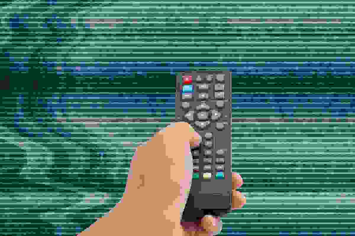 mano che cerca di sintonizzare un canale