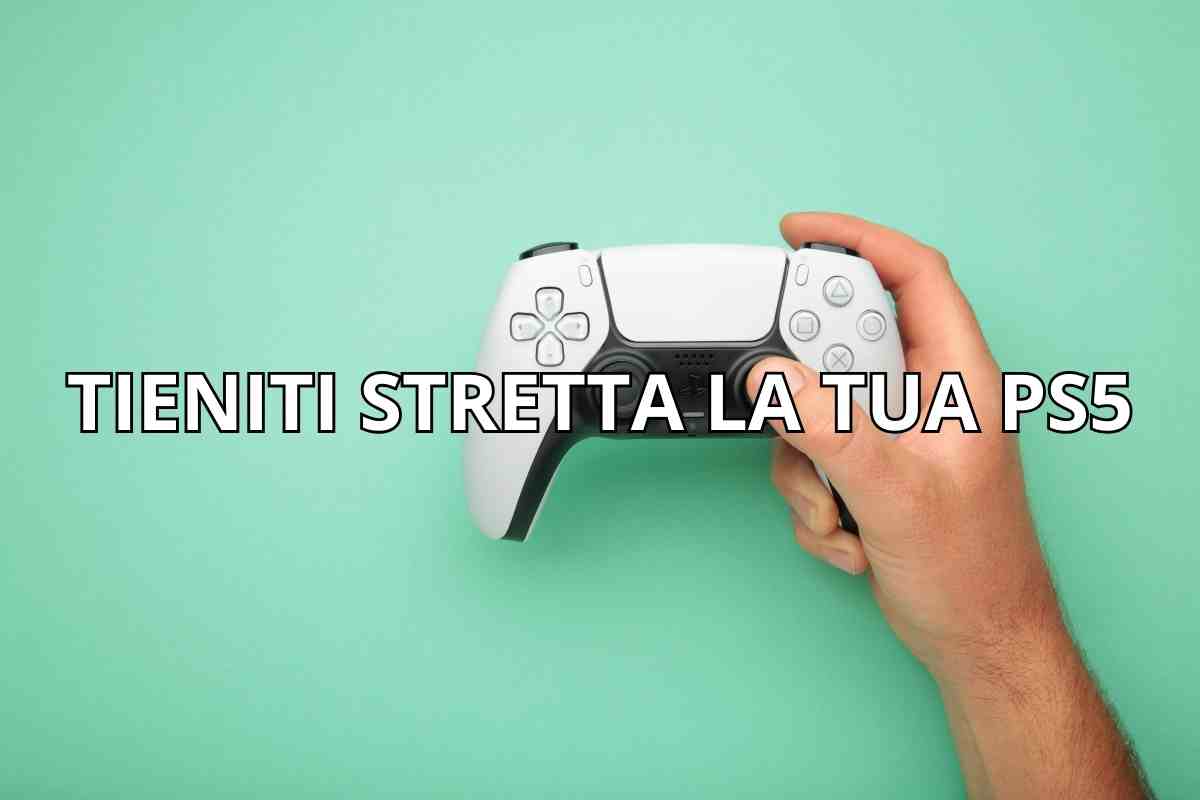 mani che tengono un controller ps5