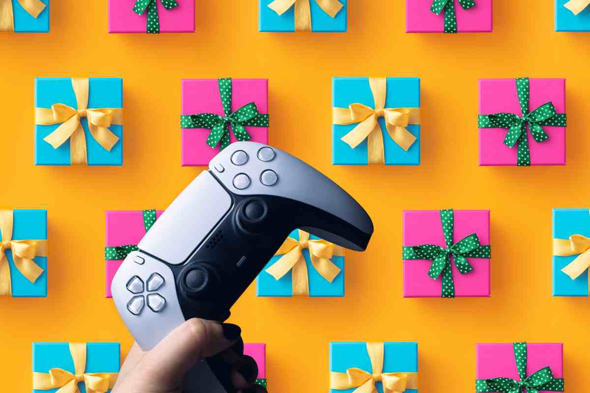 regali e mano che tiene un controller