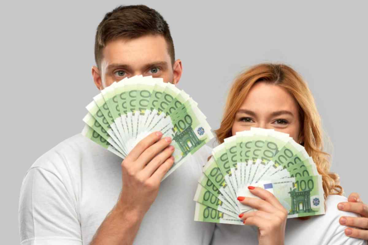 coppia con ventagli fatti di soldi