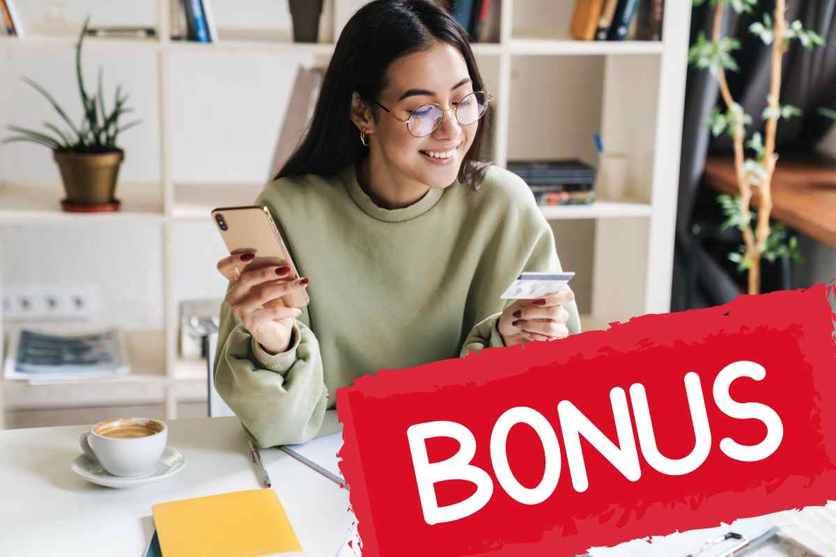 donna contenta con scritta bonus