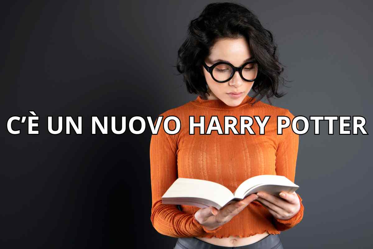 donna con gli occhiali che legge