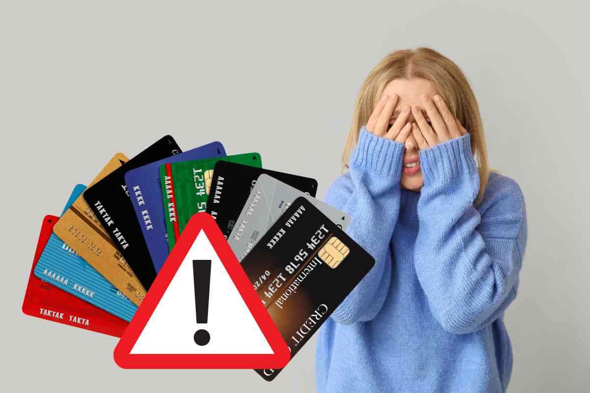 donna nel panico con carte di credito