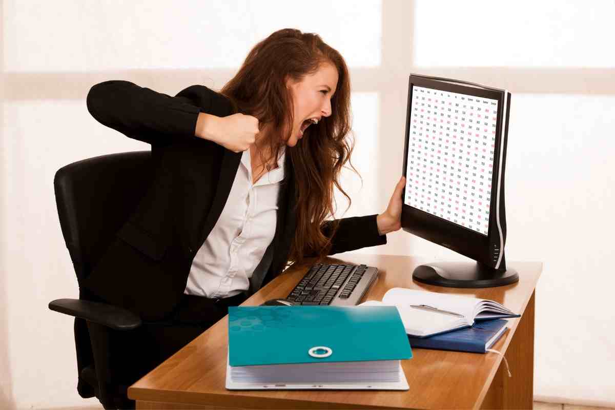 donna arrabbiata con il pc