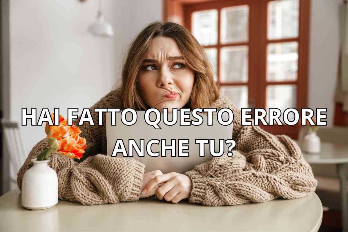 donna dubbiosa con la testa sul computer