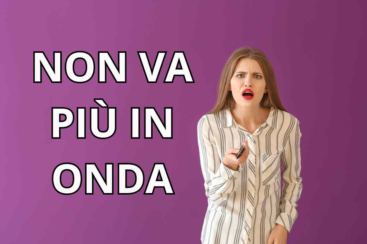 donna sconvolta con telecomando