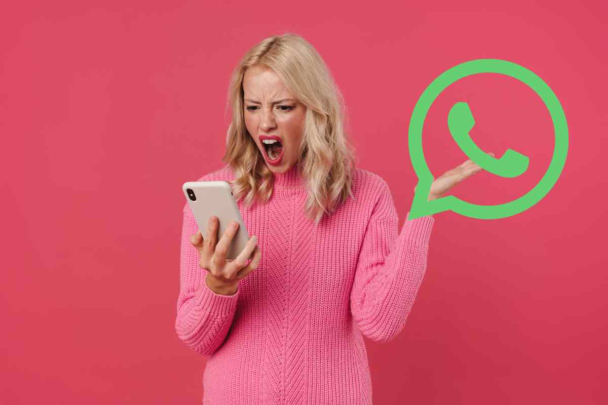 donna con telefono e logo whatsapp