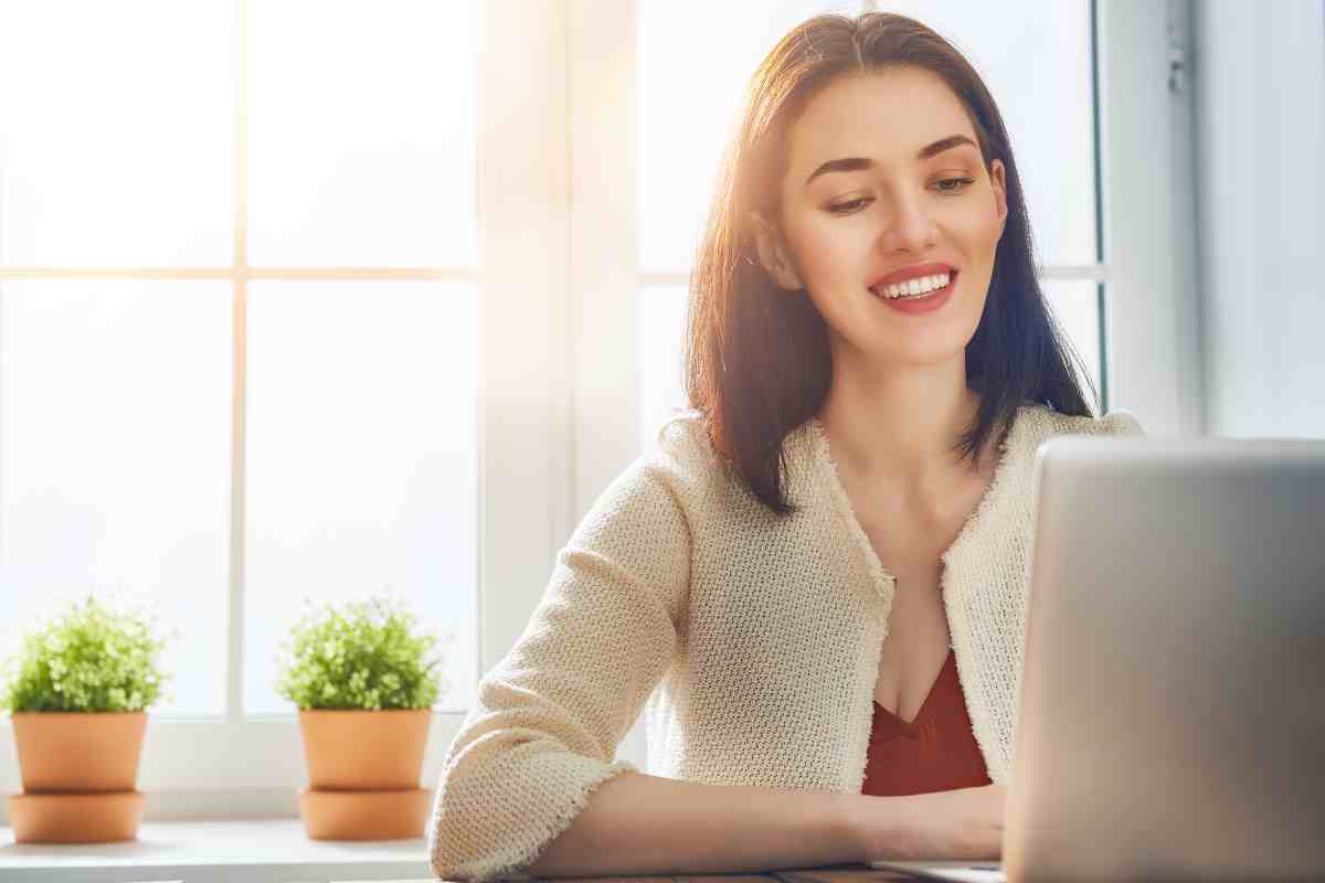 donna che sorride al pc
