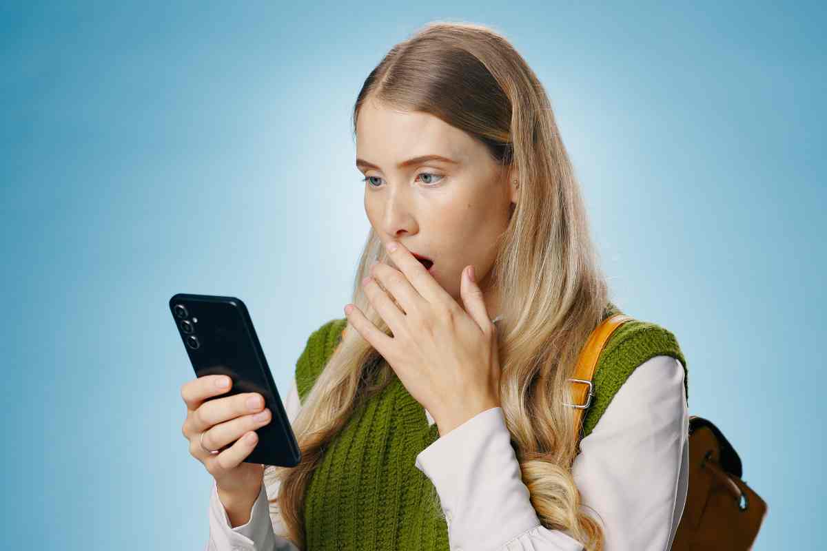 donna sorpresa dal telefono