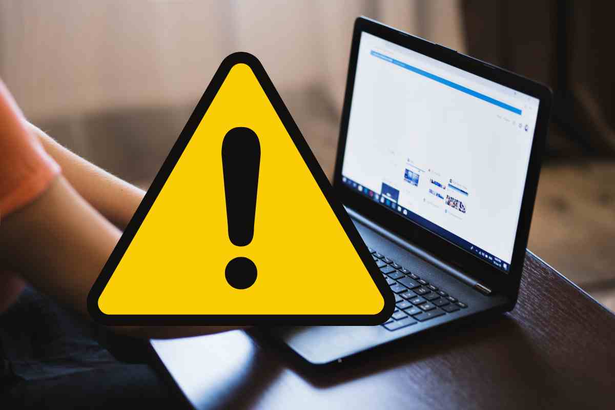 segnale di pericolo con mani che usano PC