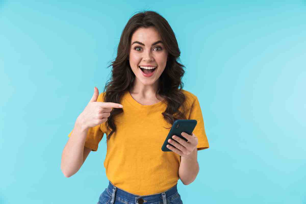 donna con smartphone che sorride